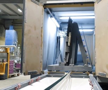 Peskalnik za učinkovito pripravo površin