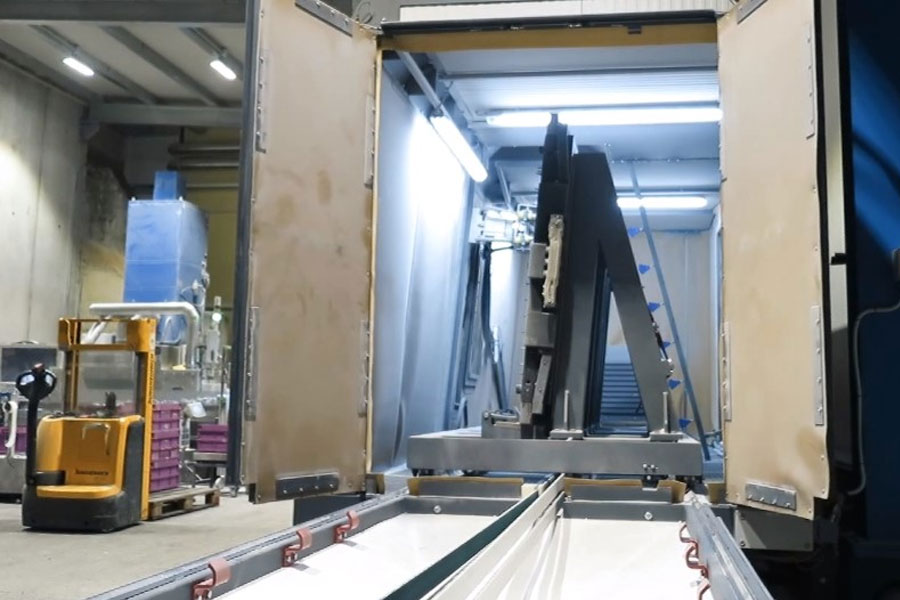 Peskalnik za učinkovito pripravo površin